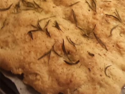 Focaccia met rozemarijn