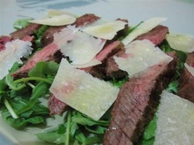 Tagliata di manzo  met rucola en Parmezaanse kaas